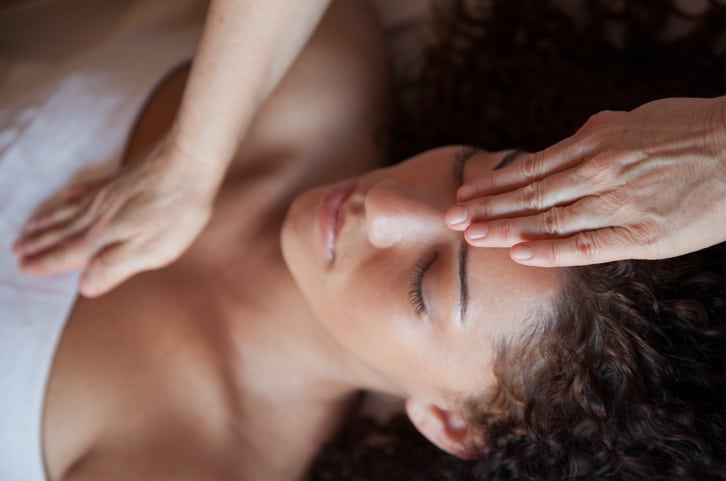 Wat is het belang van chakra's tijdens massage?